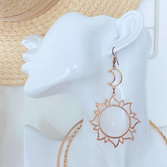 🎁 FREE ADD ON
Vintage Sun & Moon Statement Drop Gold Tone Earrings - Picture 4 of 5